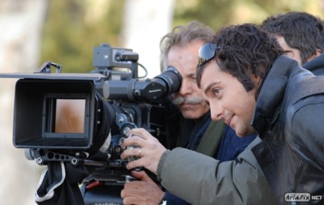 حامد کمیلی و غلامرضا آزادی (پشت دوربین) پشت‌صحنه‌ی فیلم پرستوهای عاشق